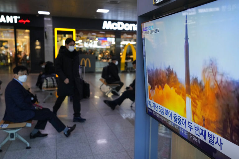 Β. Κορέα: Παρουσία Κιμ η εκτόξευση «υπερηχητικού» πυραύλου