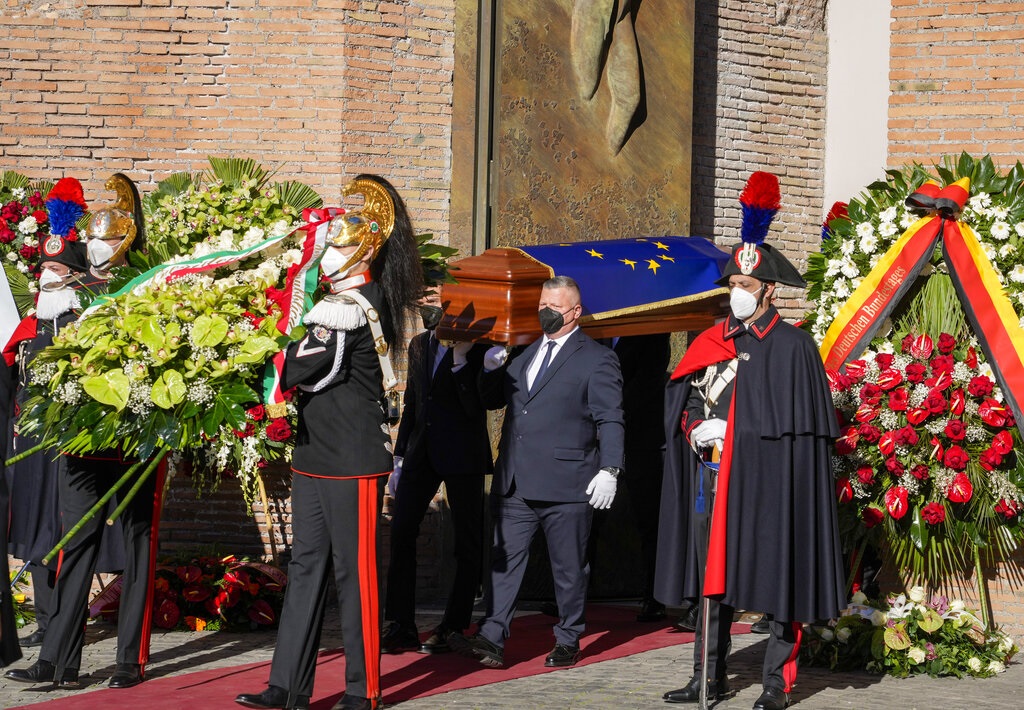Κηδεία Νταβίντ Σασόλι – Παρούσα η ΠτΔ: «Αποχαιρετώ έναν αφοσιωμένο Ευρωπαίο και φίλο της Ελλάδας»