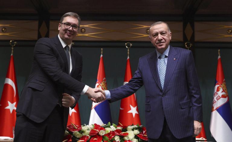 Ερντογάν σε Βούτσιτς: Η Τουρκία θα κάνει τα πάντα για να μειωθούν οι εντάσεις στα Βαλκάνια