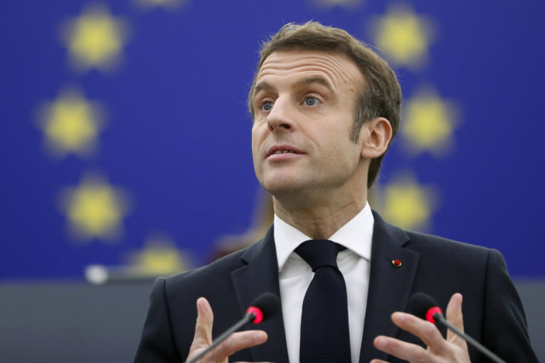 Προηγείται στην πρόθεση ψήφου για τη γαλλική Προεδρία ο Εμανουέλ Μακρόν