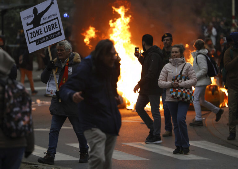 Κορονοϊός: Επεισόδια στις Βρυξέλλες σε διαδήλωση κατά των μέτρων