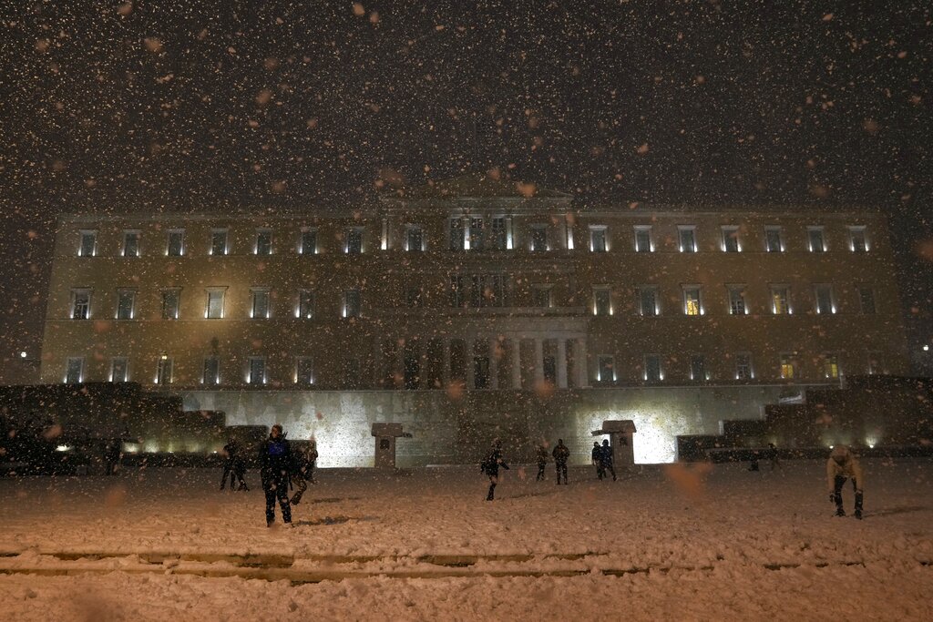 Φωτογραφίες – Associated Press: «Η σφοδρή χιονόπτωση διέκοψε την κυκλοφορία στην Αθήνα»