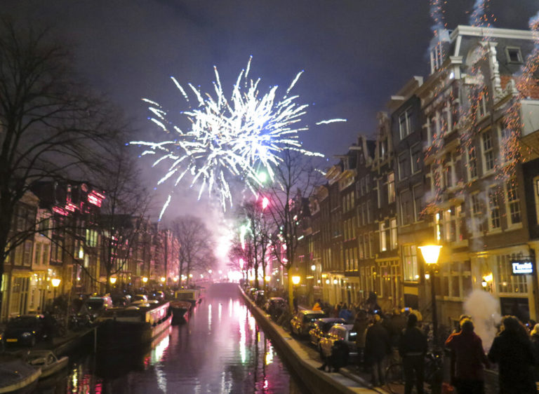 Ολλανδία: Η αστυνομία διέλυσε ένα παράνομο πάρτι – Συμμετείχαν εκατοντάδες ανθρώποι