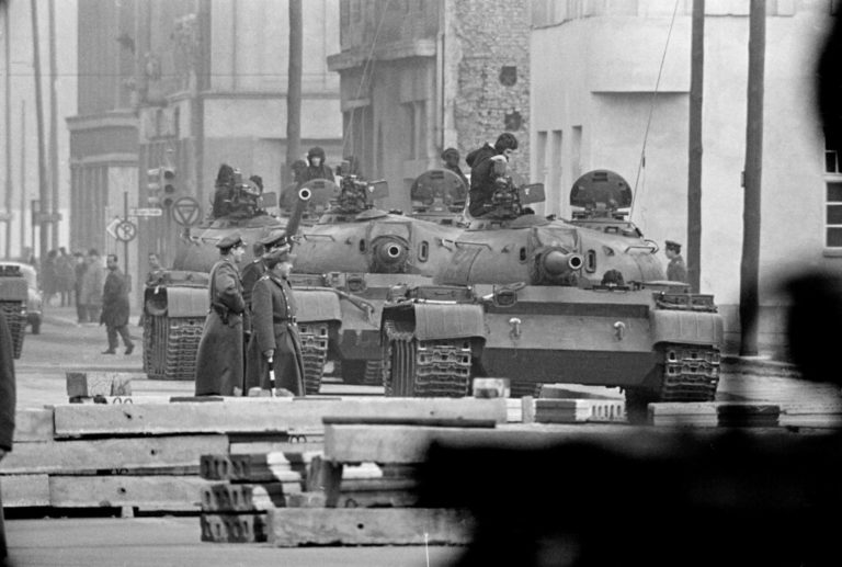 Το χριστουγεννιάτικο τραγούδι με τα κρυφά μηνύματα για την κορύφωση του Ψυχρού Πολέμου