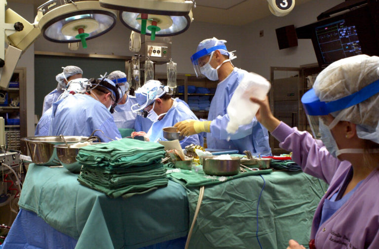 ΗΠΑ: Έγινε η πρώτη στον κόσμο μεταμόσχευση καρδιάς γενετικά τροποποιημένου χοίρου σε άνθρωπο (video)