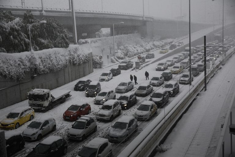 Aπολογισμός της ταλαιπωρίας στην Αττική Οδό και αναζήτηση ευθυνών (video)