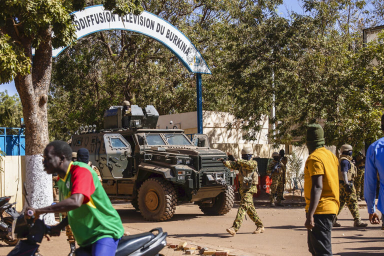 Πραξικόπημα στη Μπουρκίνα Φάσο: Ο στρατός ανακοίνωσε ότι ανέτρεψε τον πρόεδρο Καμπορέ – Κλειστά τα σύνορα