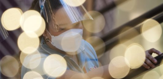 Μετάλλαξη Όμικρον: Για πόσο καιρό μεταδίδεται από κρούσμα; Τι λένε οι ειδικοί