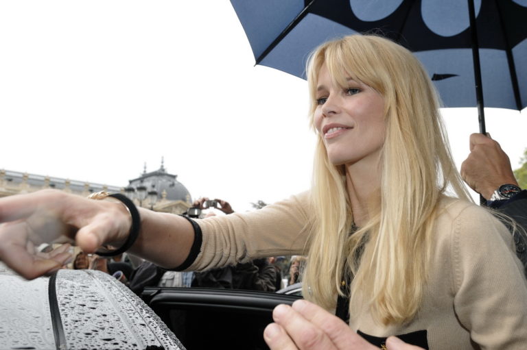 Claudia Schiffer: Δημιούργησε λεύκωμα με τις εμβληματικότερες φωτογραφίες μόδας του ’90