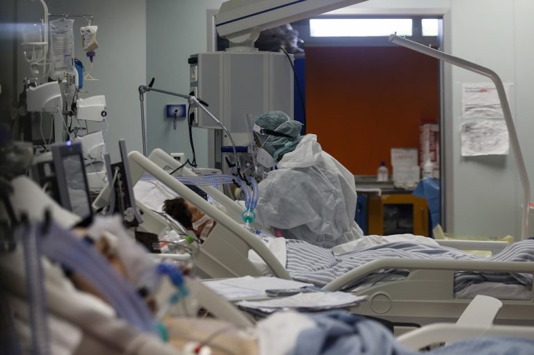 Αυξάνονται οι νοσηλείες ασθενών στις κλινικές και ΜΕΘ covid στην Κρήτη