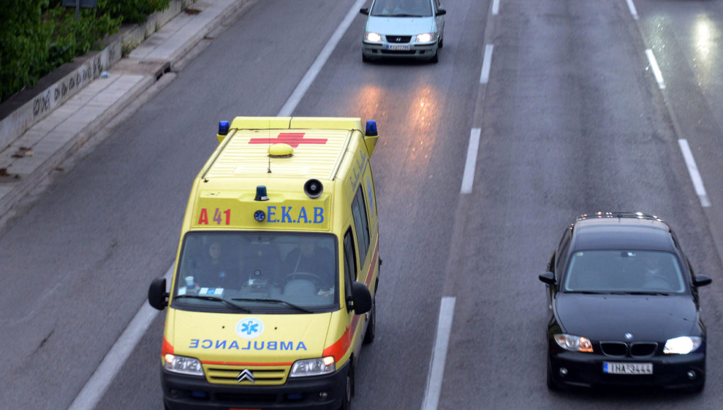 Στο νοσοκομείο Ιωαννίνων μεταφέρεται 5χρονος που τραυματίστηκε στο κεφάλι όταν έπεσε από δίκυκλο (video)