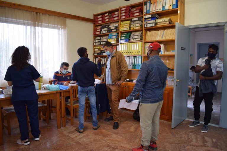 Εμβολιασμός εργατών γης στη Νέα Μανωλάδα