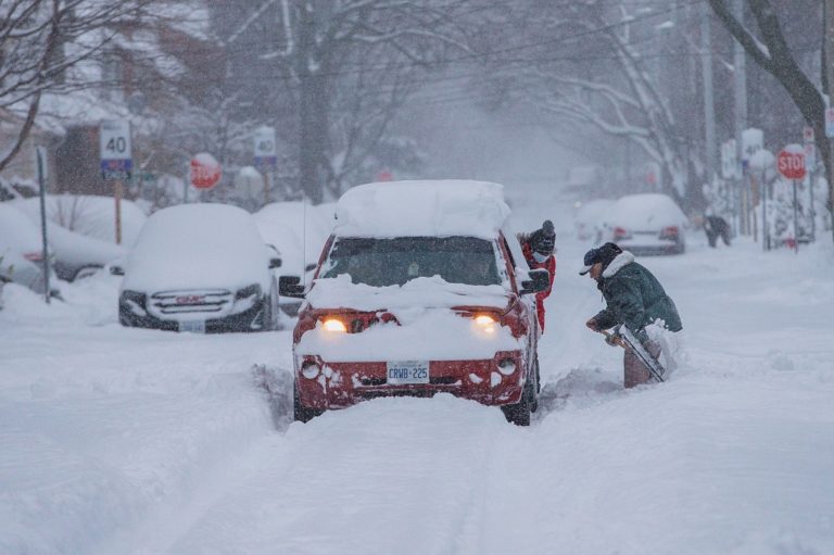 Ο Καναδάς αναμένει «εισβολή» της χιονοθύελλας που έπληξε τις ανατολικές ΗΠΑ