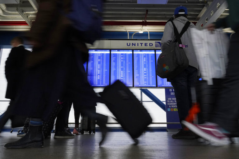 Ακυρώθηκαν πάνω από 3.000 πτήσεις παγκοσμίως την Κυριακή λόγω Όμικρον και κακοκαιρίας