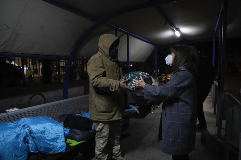 Η Κ. Σακελλαροπούλου μοίρασε φαγητό σε άστεγους στο λιμάνι του Πειραιά (εικόνες)
