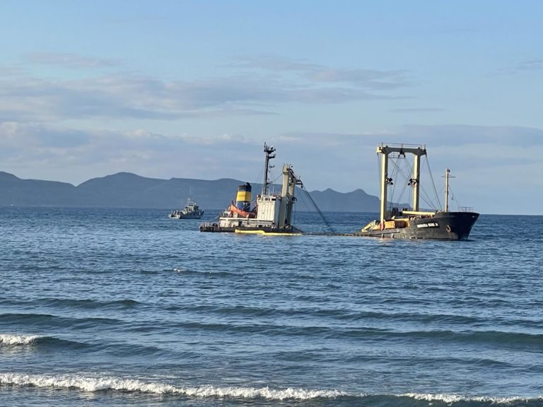 Απάντληση των καυσίμων από τις δεξαμενές του φορτηγού πλοίου στον Κόλπο της Κισσάμου (βίντεο)
