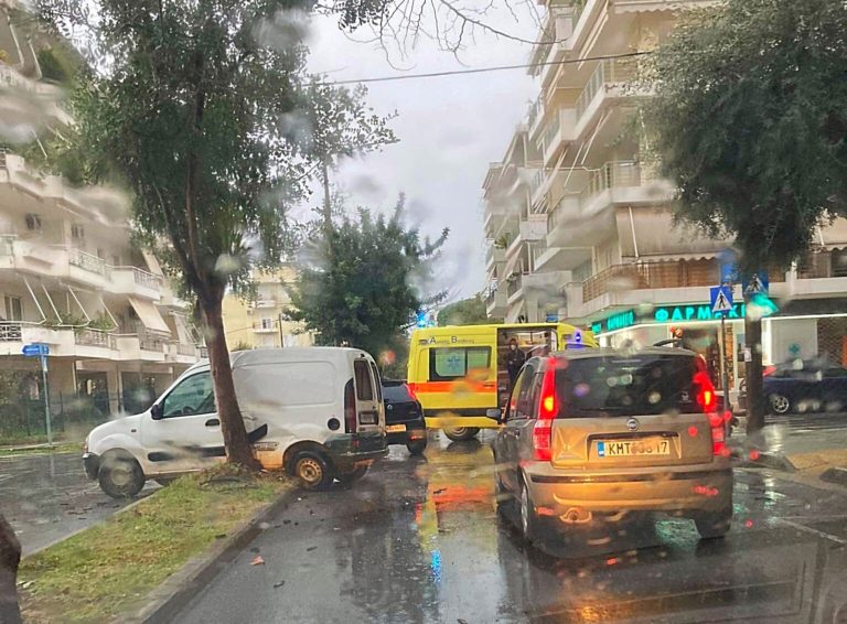 Καλαμάτα: Σύγκρουση οχημάτων στην οδό Ακρίτα με τραυματισμό