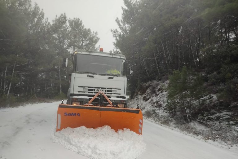 Δ. Αγιάς: Νωρίτερα σχόλασαν οι μαθητές λόγω χιονόπτωσης (ΦΩΤΟ)