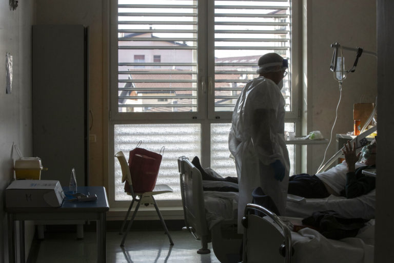 Ιταλία: Αντιεμβολιαστές 7 στους 10 ασθενείς Covid σε ΜΕΘ — 150 κρούσματα σε κρουαζιερόπλοιο