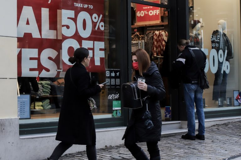 Χειμερινές εκπτώσεις με ανοιχτά καταστήματα την Κυριακή 16/1