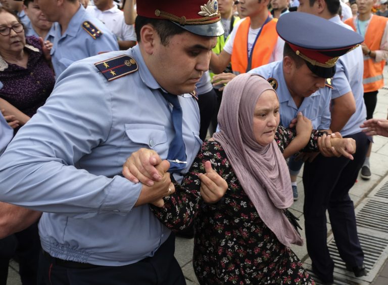 Ταραχές Καζακστάν: Αποκατάσταση συνταγματικής τάξης ανακοίνωσε ο Τογκάεφ – 26 νεκροί διαδηλωτές, 3.000 συλλήψεις