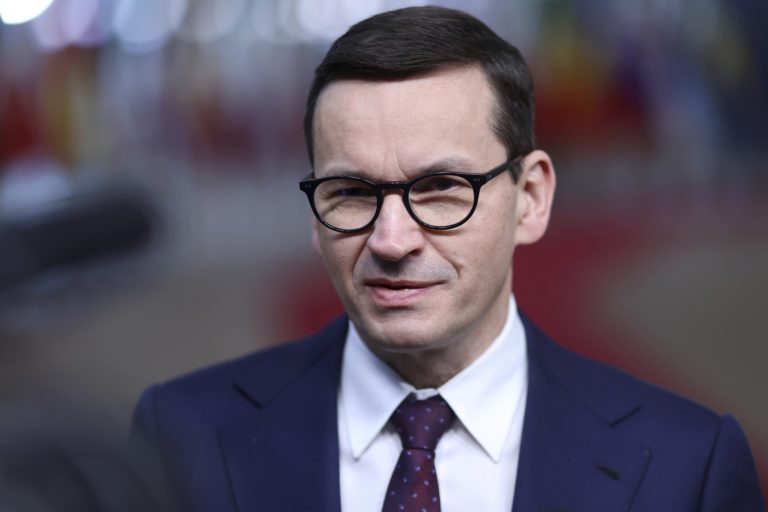 Πολωνία: Στήριξη του πρωθυπουργού στο κόμμα της Συνομοσποδίας  έναντι του Facebook