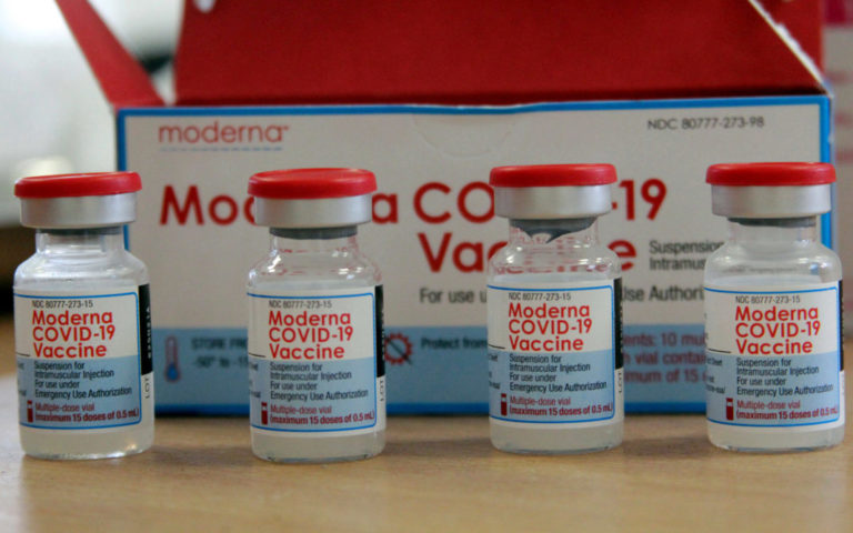 CEO Moderna: Σύντομα εμβόλιο για την παραλλαγή Όμικρον
