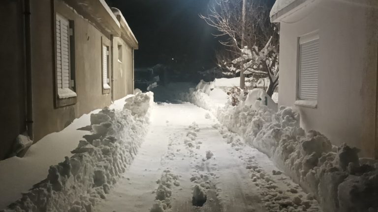 Κρήτη: Το χιόνι κάλυψε τα σπίτια στα ορεινά χωριά – Φόβοι για την επόμενη μέρα στο Οροπέδιο Λασιθίου (video)