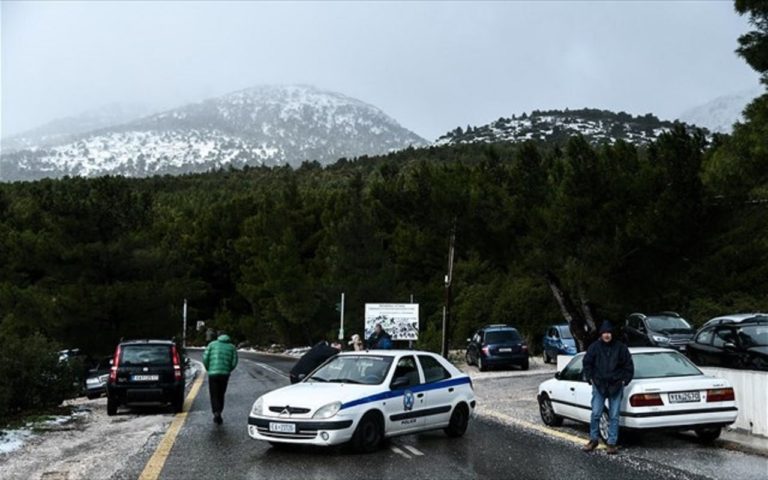 Διακοπή κυκλοφορίας στη λεωφόρο Πάρνηθος λόγω χιονόπτωσης – Που αλλού χρειάζονται αλυσίδες