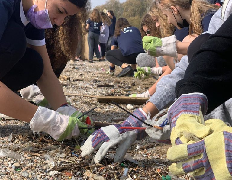 5.360 εθελοντές της HELMEPA καθάρισαν 130 χλμ ακτογραμμής – Μαζεύτηκαν 19,5 τόνοι σκουπιδιών