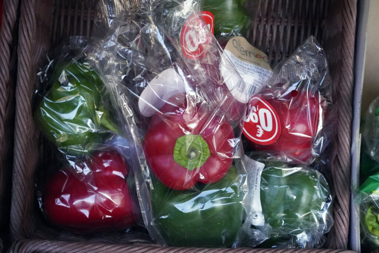 Η Γαλλία απαγορεύει τις πλαστικές συσκευασίες για φρούτα και λαχανικά