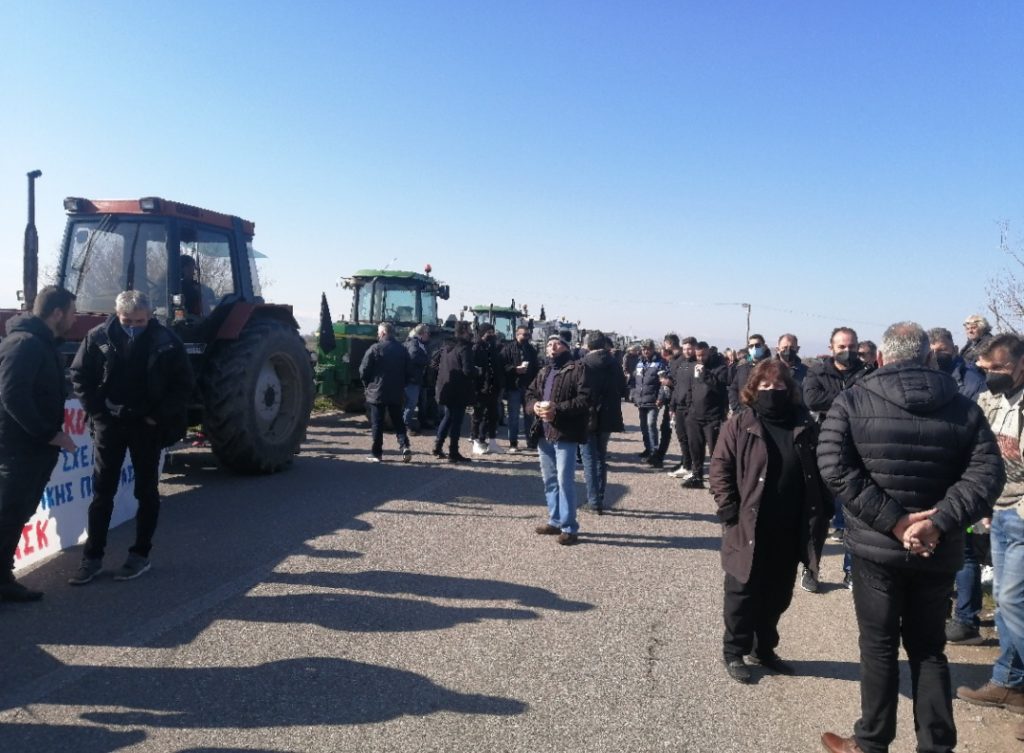 Δυναμικό συλλαλητήριο με τρακτέρ στον Φαρσαλίτη ποταμό έκαναν οι αγρότες της Καρδίτσας