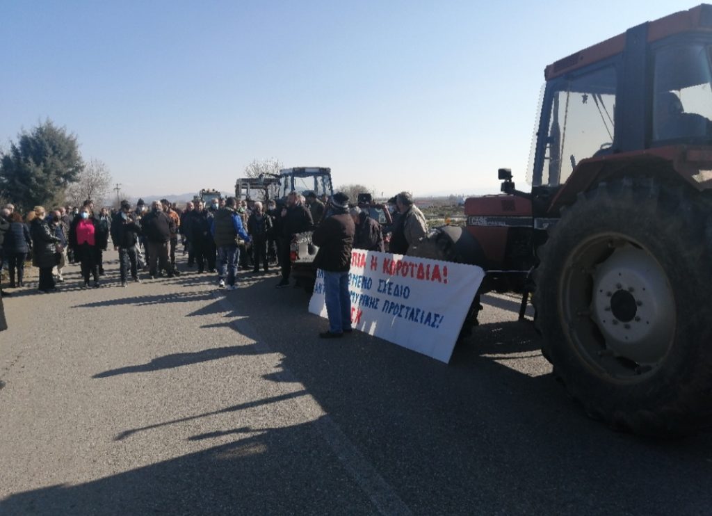 Δυναμικό συλλαλητήριο με τρακτέρ στον Φαρσαλίτη ποταμό έκαναν οι αγρότες της Καρδίτσας