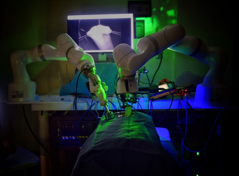 ΗΠΑ: Ρομπότ πραγματοποίησε την πρώτη λαπαροσκοπική χειρουργική επέμβαση σε έντερο χωρίς ανθρώπινη βοήθεια