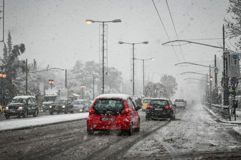 Δύσκολη η κίνηση στους δρόμους της πόλης απο τον παγετό και τα χιόνια-Σε εξέλιξη ο εκχιονισμός (video)