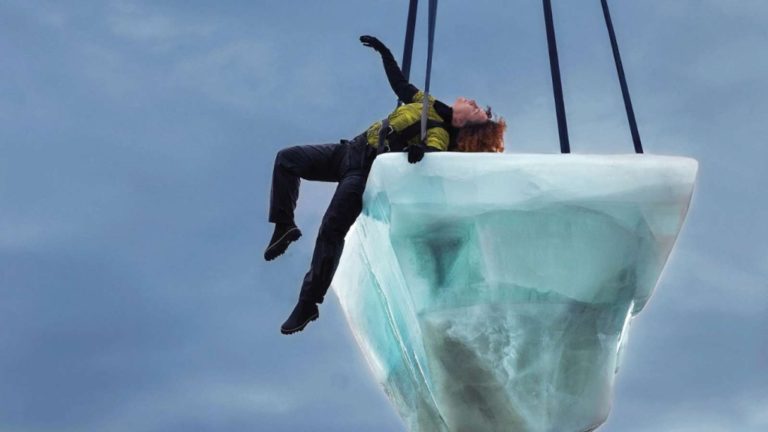 «Thaw»: Μια παράσταση πάνω σε ένα κομμάτι πάγου που λιώνει