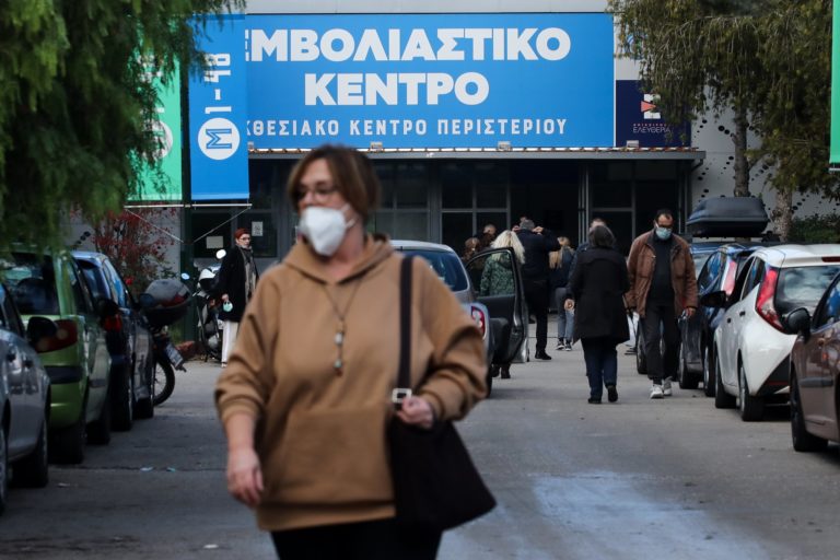 Το 17% των Ελλήνων αρνούνται ακόμη τα εμβόλια Covid-19 ή διστάζουν να τα κάνουν