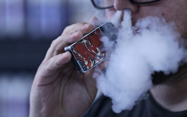 Κίνδυνος βρογχίτιδας και δύσπνοιας για του παθητικούς καπνιστές του ηλεκτρονικού τσιγάρου