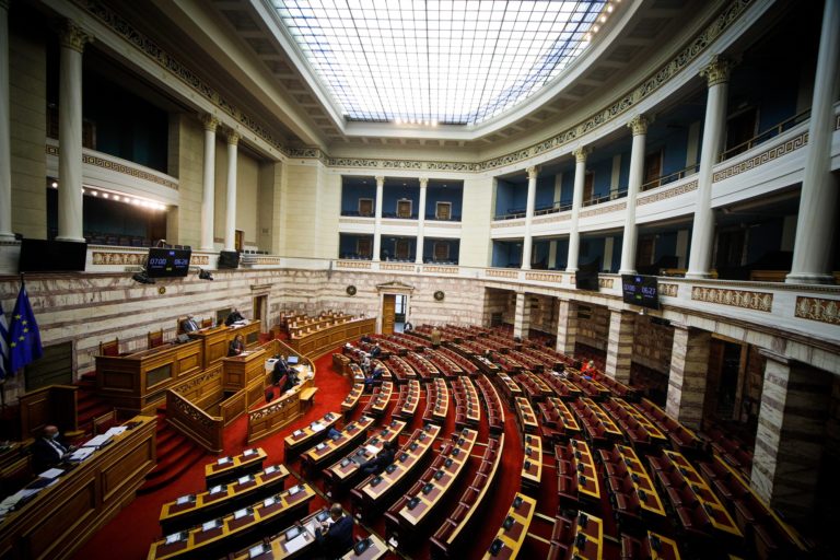 Βουλή: Υπερψηφίστηκε ο αναπτυξιακός νόμος