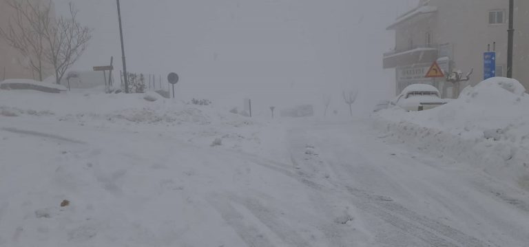 Ισχυρές χιονοπτώσεις στην Κρήτη – “Μάχες” για τη διάνοιξη των δρόμων – “Μπλακ άουτ” στο Οροπέδιο Λασιθίου (βίντεο)