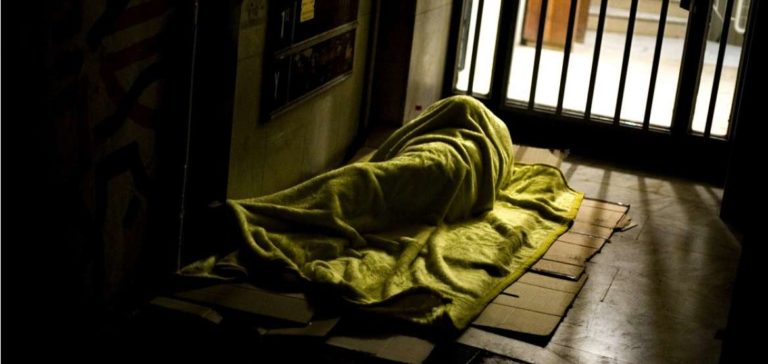 Βόλος: Νεκρός εντοπίστηκε άστεγος που κοιμόταν σε εγκαταλελειμμένο κουρείο