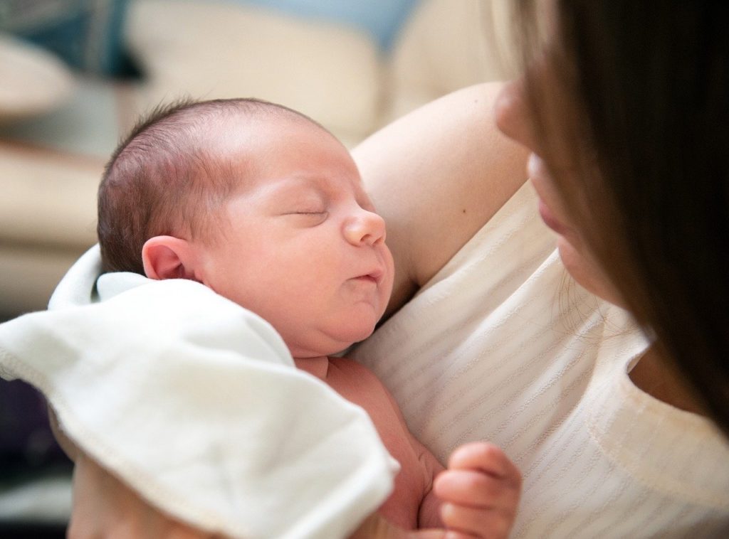 Ο κορονοϊός δεν μεταδίδεται στα μωρά μέσω του θηλασμού από μητέρες που νοσούν