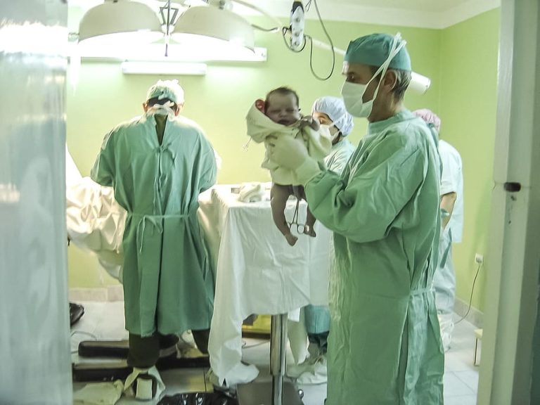 Σε ΜΕΘ της Πάτρας 32χρονη που νοσεί με κορονοϊό – Σε εσπευσμένη καισαρική προχώρησαν οι γιατροί