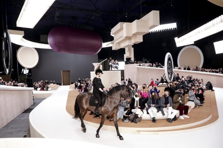 Ένα άλογο… στην πασαρέλα του οίκου Chanel (φωτογραφίες)