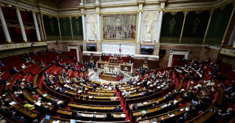 Γαλλία – Κάτω Βουλή: Πάγωσε η συζήτηση για το πιστοποιητικό εμβολιασμού