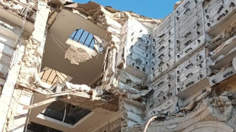 Νάπολη: Κατάρρευση στο ιστορικό νεκροταφείο της πόλης – Καταστράφηκαν περίπου 200 μνήματα (video)