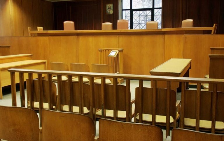Πάτρα: Σήμερα η δίκη του 42χρονου που κατηγορείται για ξυλοδαρμό της συζύγου του μπροστά στο μωρό τους