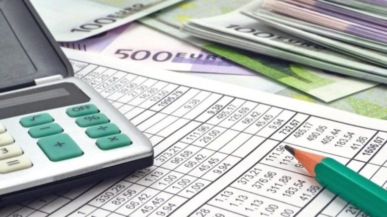 Σταϊκούρας: Μειώσεις φόρων και εισφορών τόνωσαν το οικογενειακό εισόδημα
