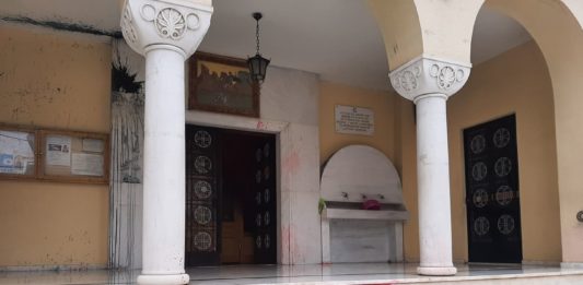 Κ. Πατήσια: Πέταξαν μπογιές στην εκκλησία του ιερέα που κατηγορείται για βιασμό ανήλικης (φωτογραφίες)