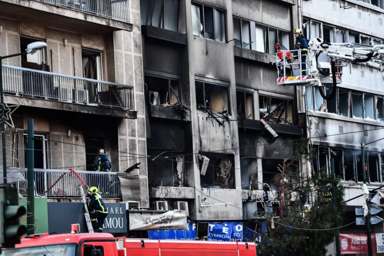 Ισχυρή έκρηξη στη Συγγρού: Σοβαρά ο ένας τραυματίας, 2 ελαφρά – Βομβαρδισμένο τοπίο το σημείο